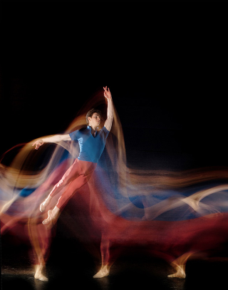Illustration for article titled These Mesmerizing Photos Capture Dynamic Ballet Dancers in Midair